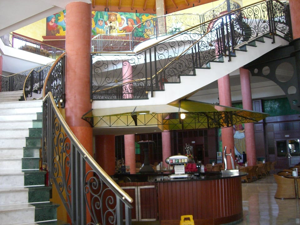 Treppe zwischen Lobby und Bar Bahia Principe Sunlight Costa Adeje