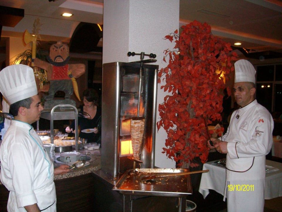 Chef-Koch am Grill Telatiye Resort