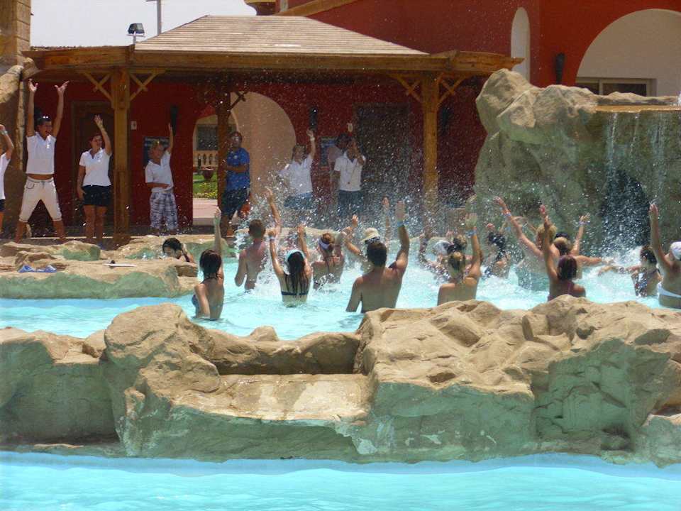 Animation in Action sowie die Gäste Pickalbatros Alf Leila Wa Leila Resort - Neverland Hurghada