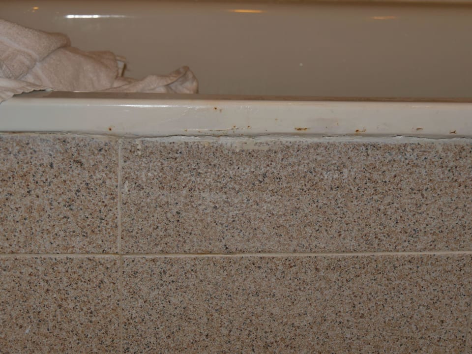 Alte, auch innen geflickte Badewanne. Rutschig!! Zafiro Cala Mesquida