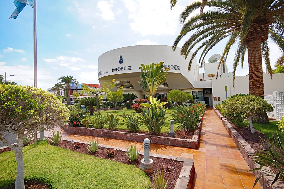 Hotel-Eingang HOVIMA La Pinta Beachfront Family Hotel