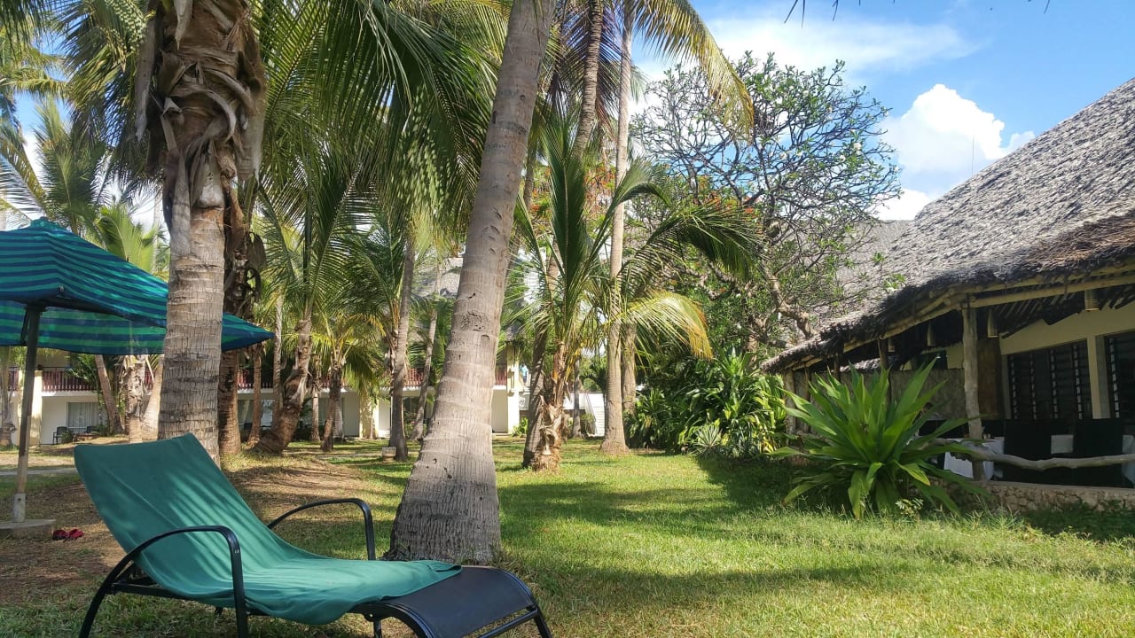 Rechts das Restaurant Bahari Beach Hotel