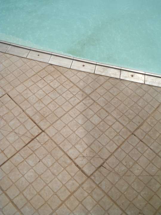 Dreckiger Pool mit kaputten Fliesen Leme Bedje Residence