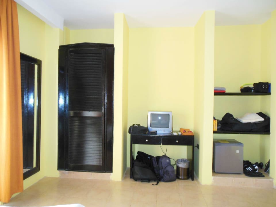 Blick auf den Schrank und Fernseher Hotel Coral Garden