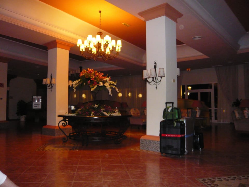 Immer schöne Blumen in der Lobby Hotel Riu Arecas - Adults only
