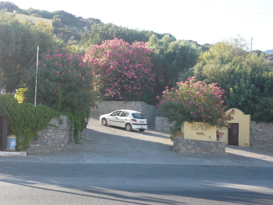 Wjazd do hotelu Elpida Village