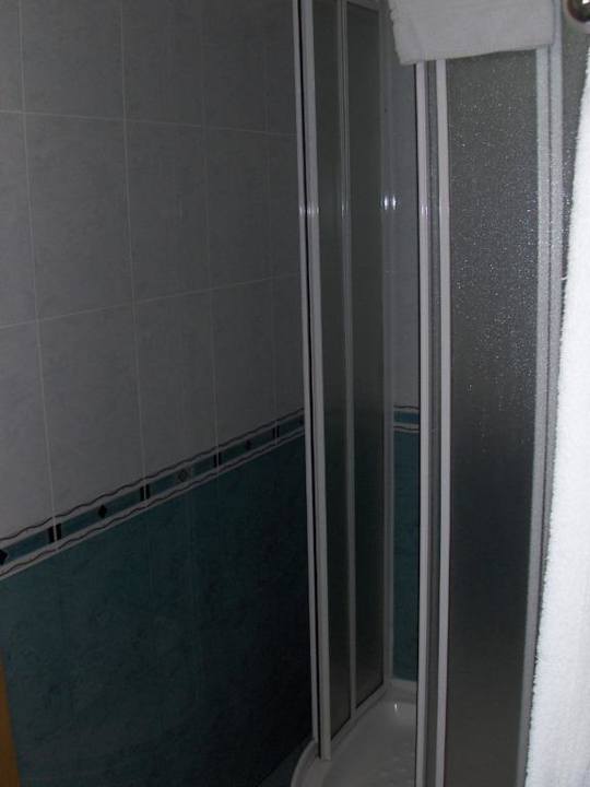 Duschkabine im Doppelzimmer Lozenetz Hotel
