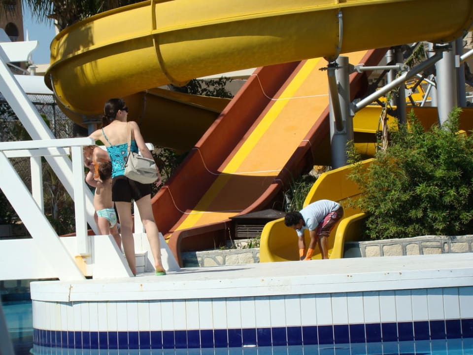 Schleifen und Polieren der Rutschen Sealife Buket Resort & Beach