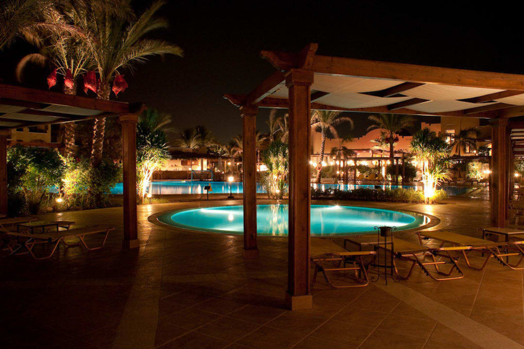 Pool bei Nacht Hotel JAZ Makadi Star & Spa