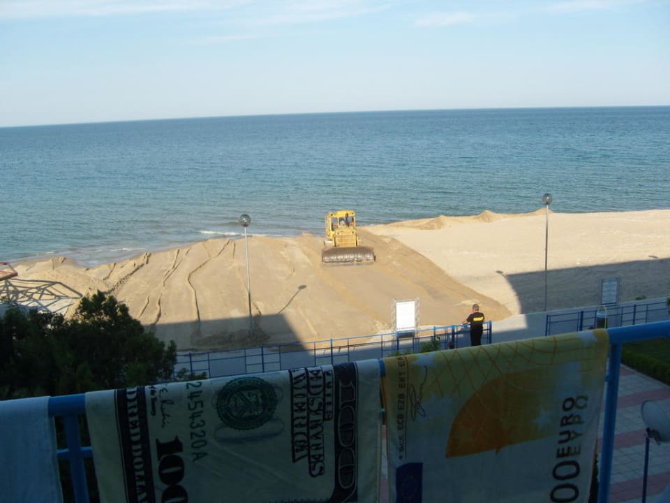  Strand aufräumen um 8 Uhr morgens. AluaSun Helios Beach