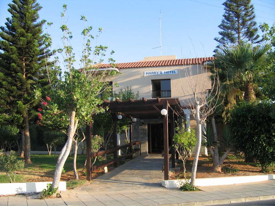 Парадный вход в отель Hotel Harry's