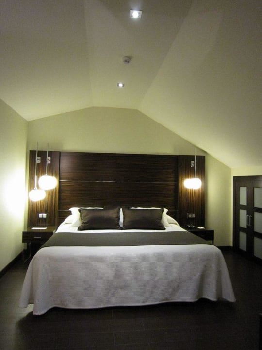 Upper bedroom of Grand duplex suite A21 Vincci Selección Aleysa