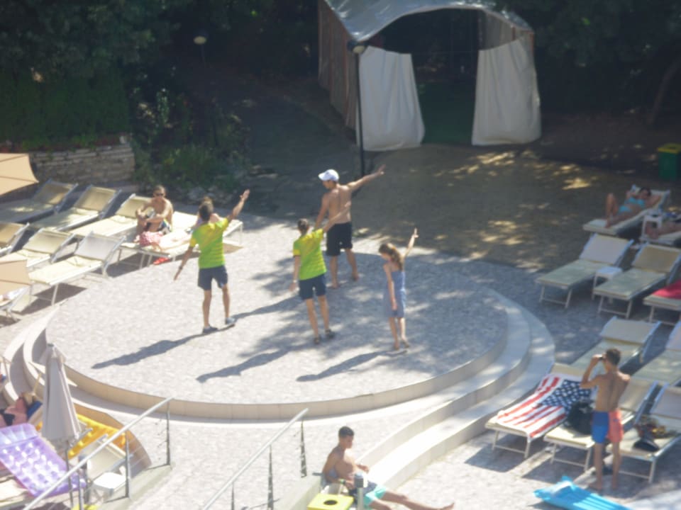 The entertainment team dances the Jambo Mambo HVD Viva Club Hotel