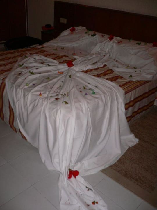 Geschmücktes Bett El Mouradi Club Kantaoui