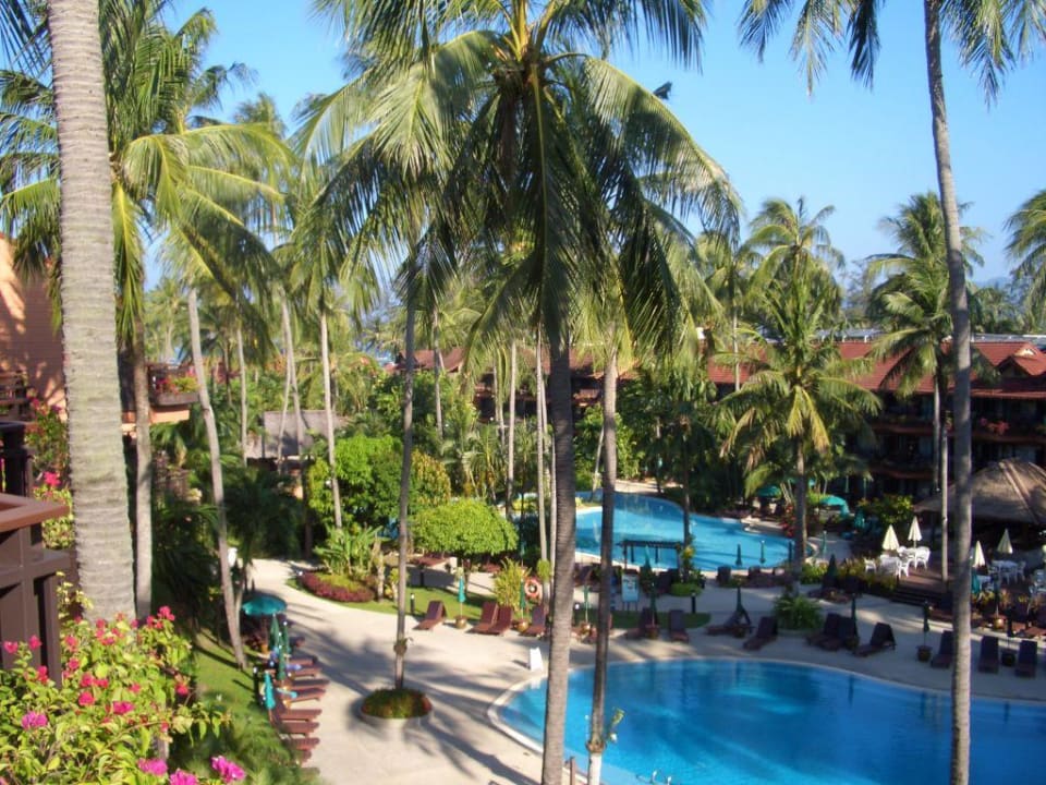 Blick vom Balkon über einen Teil der Poolananlage Courtyard by Marriott Phuket, Patong Beach Resort