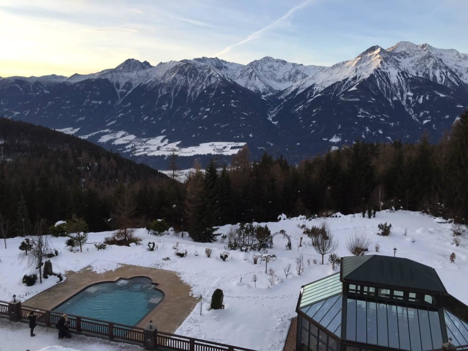 Ausblick vom Balkon auf den Pool Interalpen-Hotel Tyrol