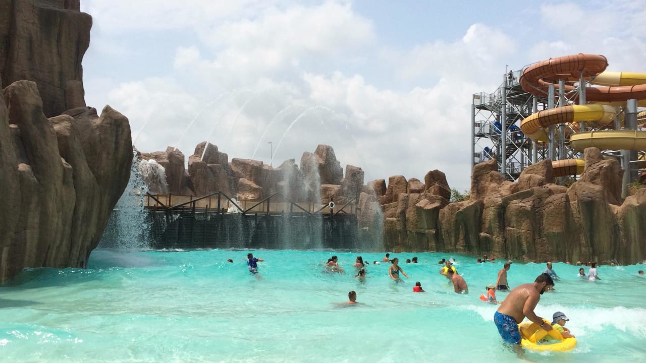 Wellenlagune im Aquapark The Land of Legends Kingdom Hotel