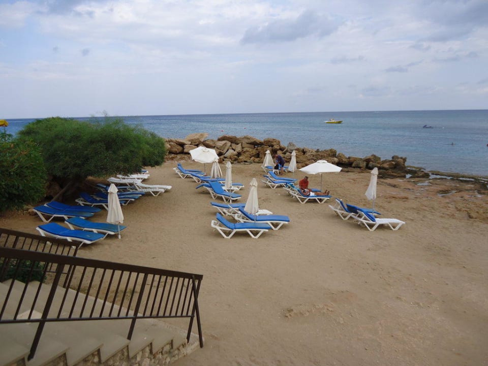 Hotelstrand mit Liegen Pernera Beach Hotel