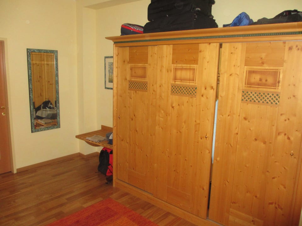 Kleiderschrank Schlosshotel Lacknerhof