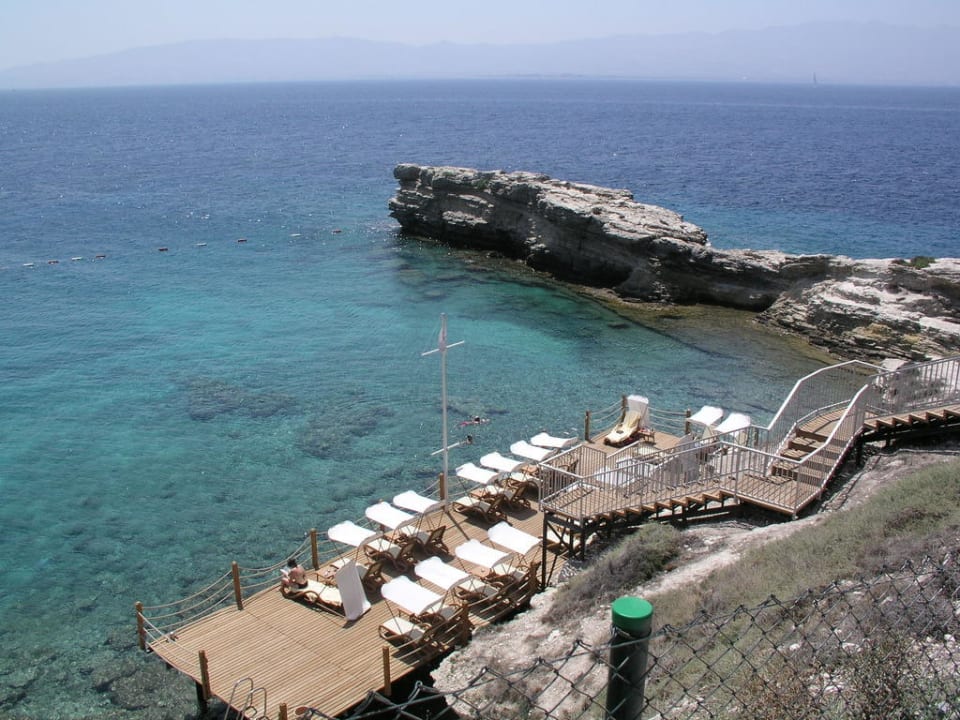 Einer von mehreren Badestegs rund um die Insel Xanadu Island Hotel
