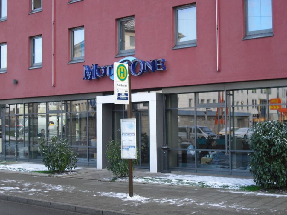 Haupteingang mit Bushaltestelle Nachtbus Motel One Nürnberg-Plärrer