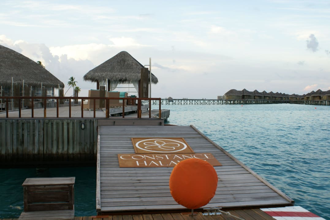 Empfang am Bootsteg für Wasserflugzeug Constance Halaveli Maldives