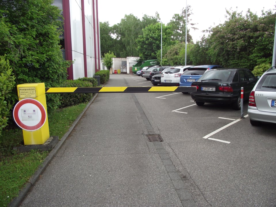 Einfahrt Leonardo Hotel Köln Bonn Airport