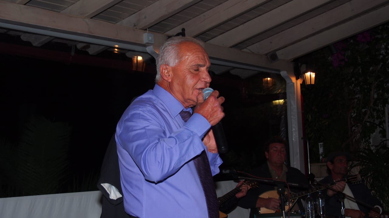 Jorgos beim Singen Hotel Aris