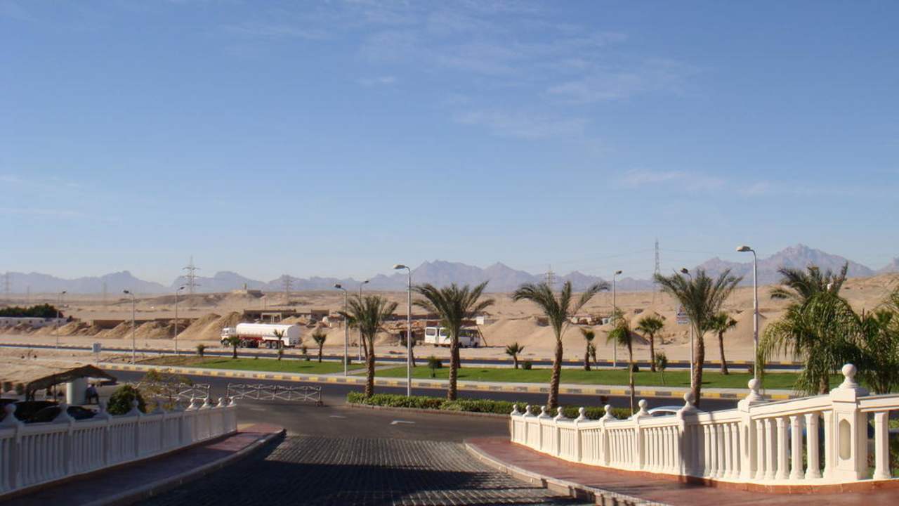 Vor dem Hotel Pickalbatros Palace Resort
