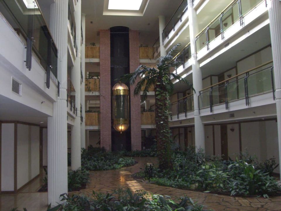 Innenbereich zu den Zimmern und Fahrstuhl Gloria Golf Resort