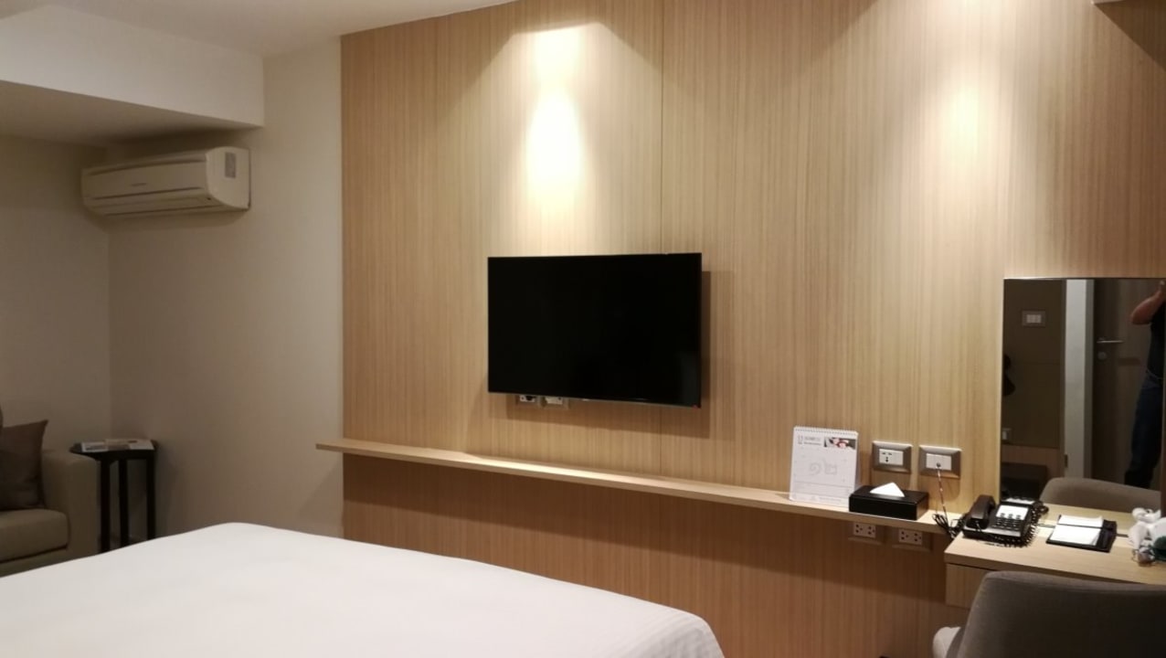 Schlafbereich mti TV Somerset Ekamai Bangkok