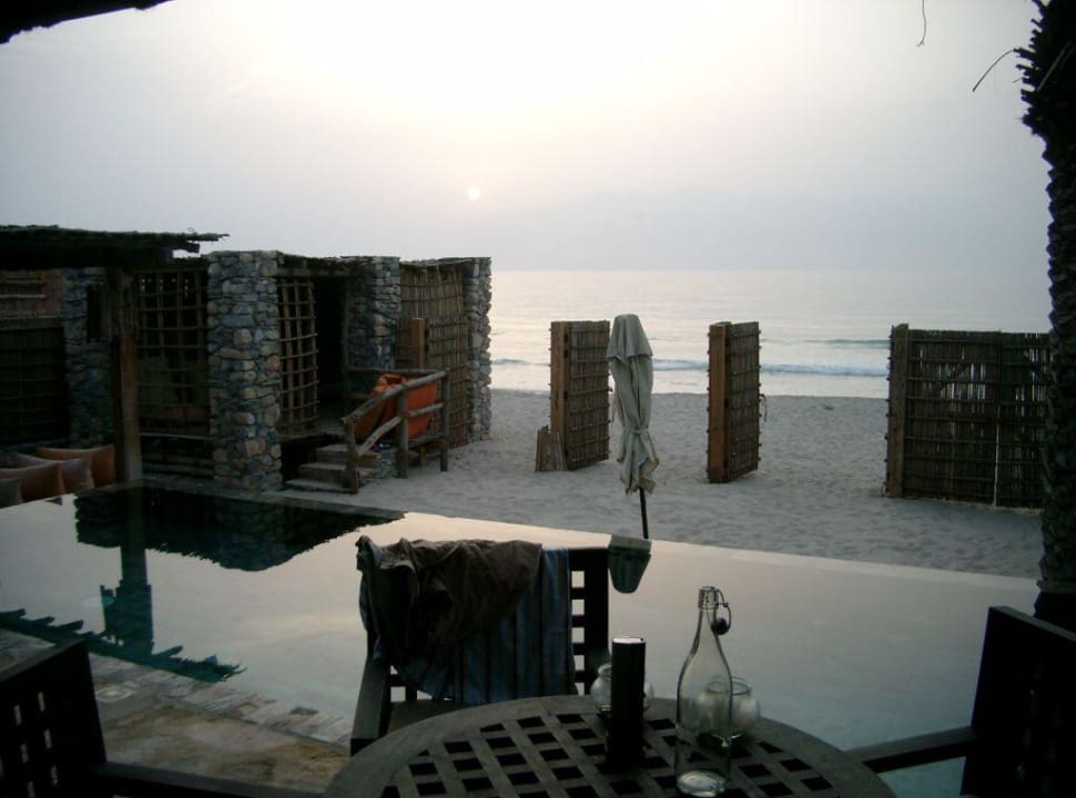 Blick von Terrasse auf Pool und Strand morgens Six Senses Spa At Zighy Bay