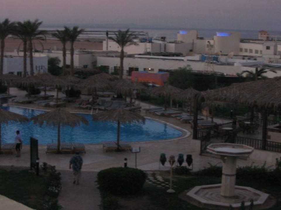 Widok na basen z podgrzewaną wodą Hurghada Long Beach Resort
