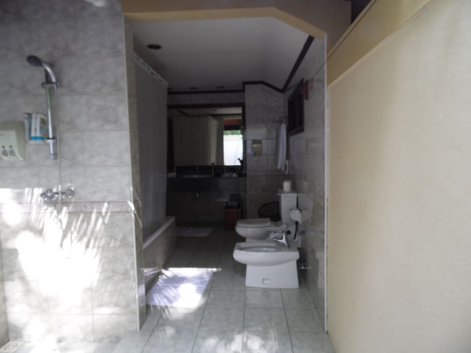 Badezimmer mit Dusche und Wanne Royal Island