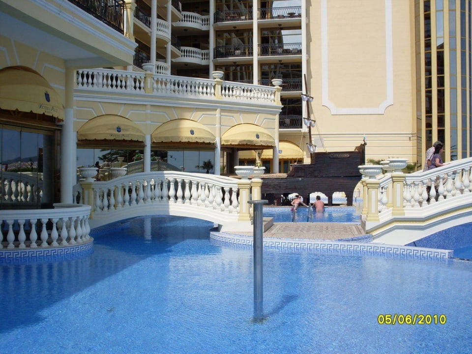 Pool mit Kogge als Bar Imperial Palace Hotel