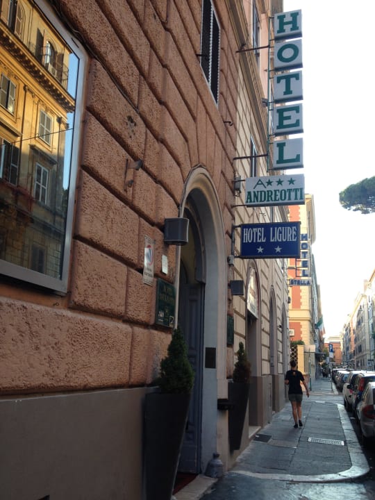 Eingang an der Straße Hotel Andreotti