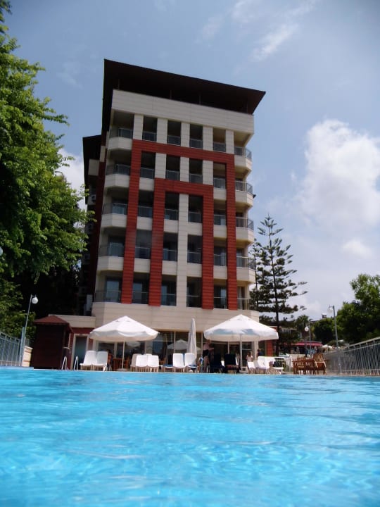 Das Hotel vom Pool aus Hotel Sirma