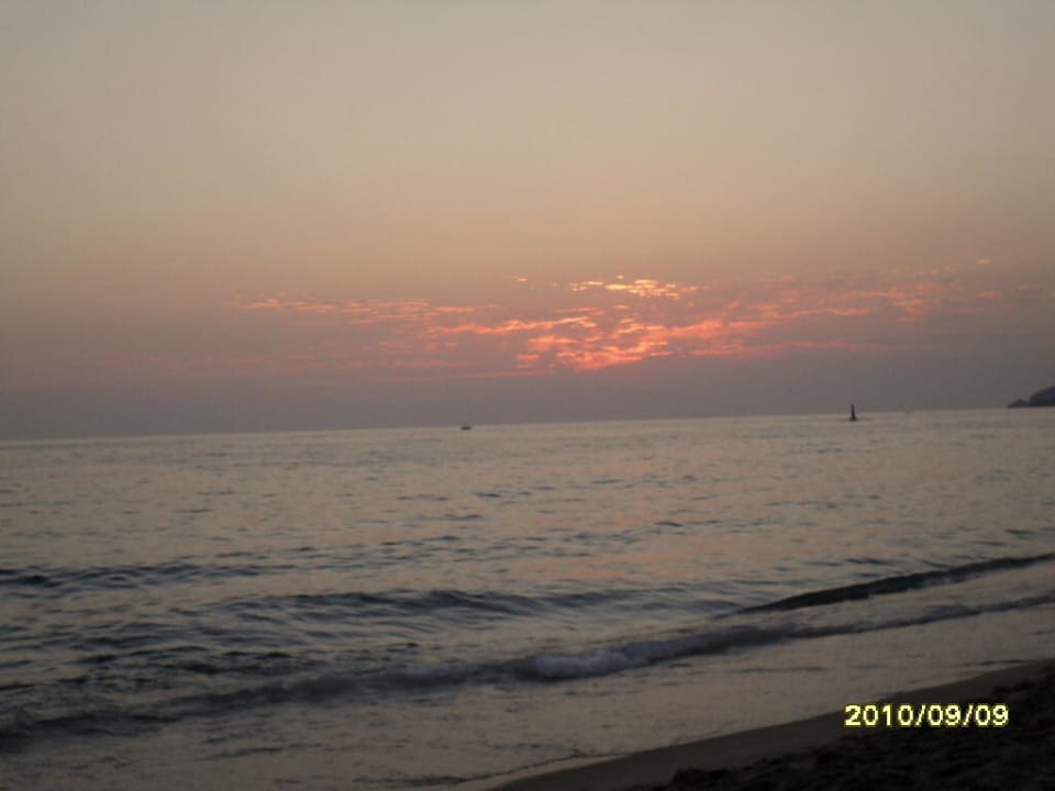 Strand bei Sonnenuntergang Riviera Hotel & Spa