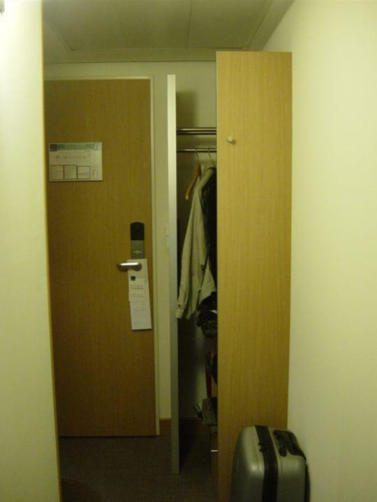 Zimmereingang mit Garderobe Novotel Hamburg City Alster