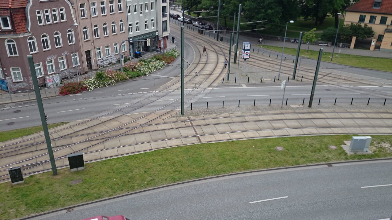 Schröderplatz mit Strassenbahnen und Verkehr Motel One Rostock