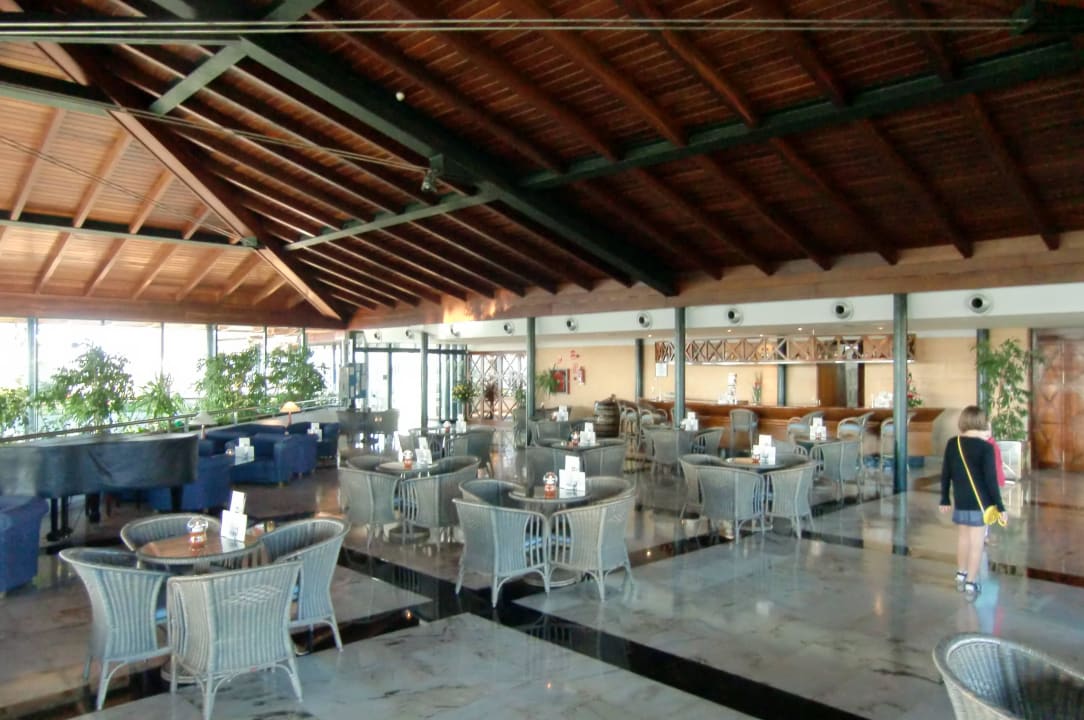 Lobby mit Bar im 1. Stock Blau Colònia Sant Jordi