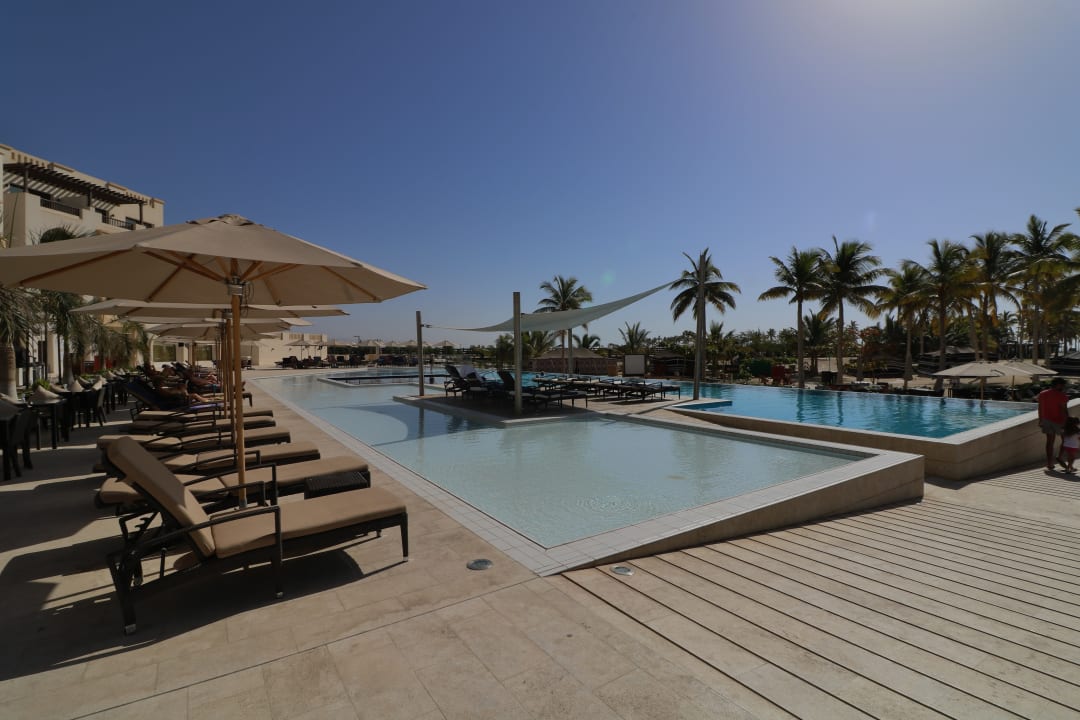 Einer von zwei Pools Fanar Hotel & Residences Salalah Beach