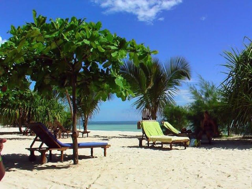 Leżaki na plaży Neptune Pwani Beach Resort & Spa