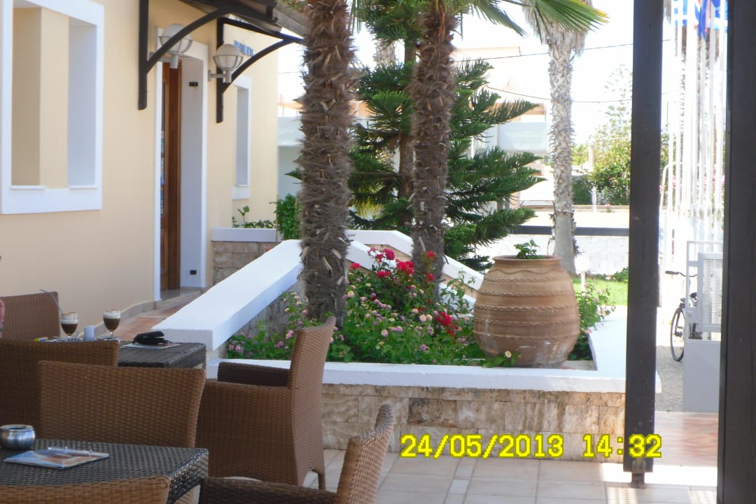 Von der Barterrasse zum Eingang Hotel Aegean Houses