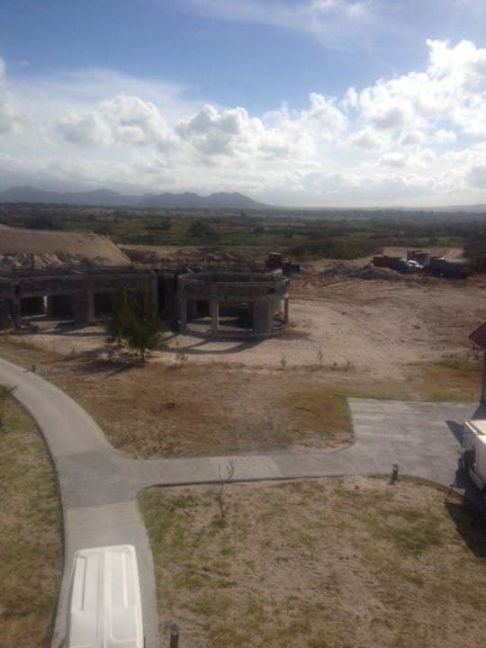 Baustelle vor unserem Zimmer Crystals Beach Resort Belle Mare, a member of Radisson Individuals