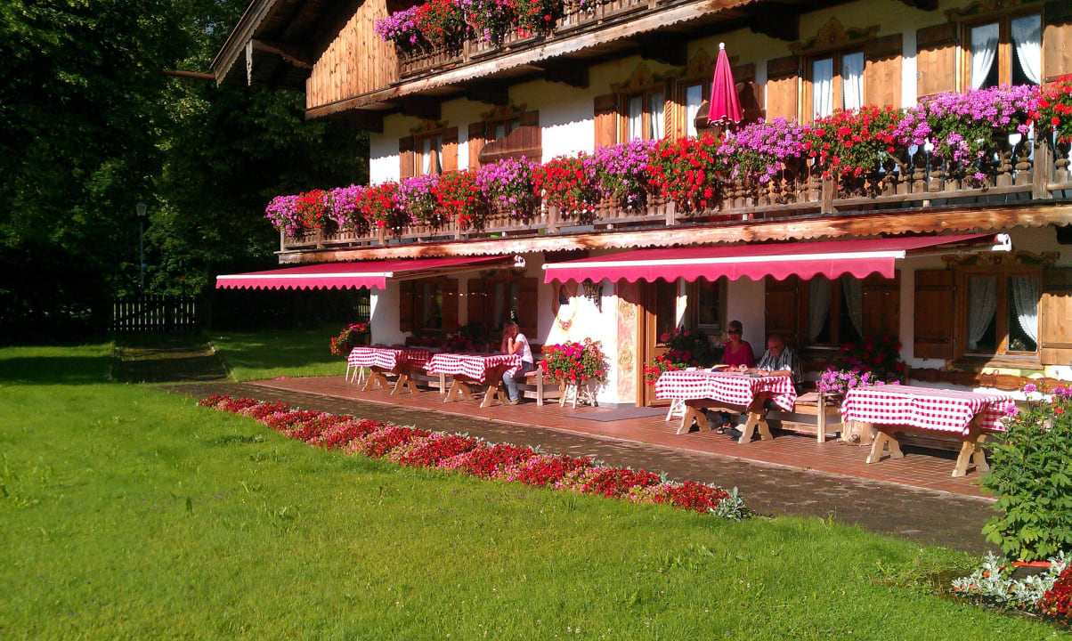 Frühstück bei schönem Wetter vor dem Haus Gästehaus Gutfelder Hof