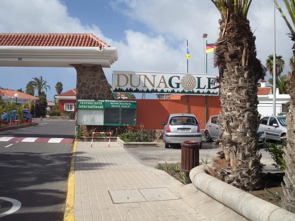 Eingang Hotel LIVVO Dunagolf Suites