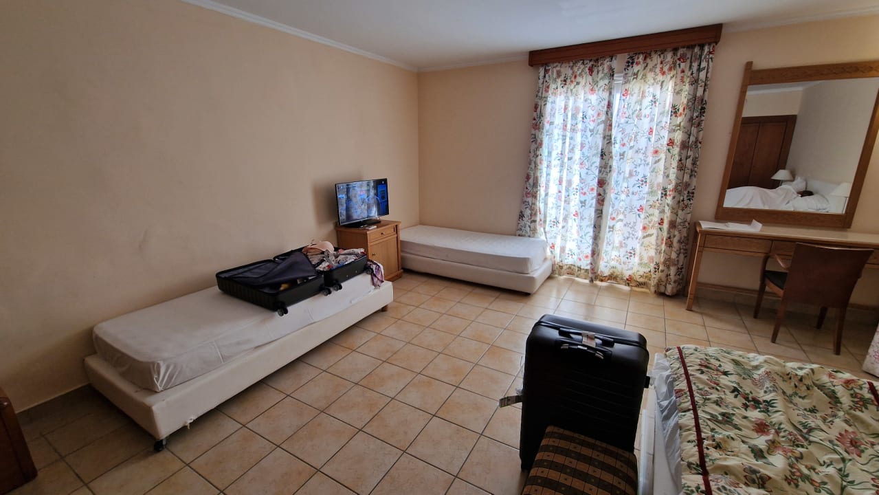 Zimmer Canvas by Mitsis Family Village