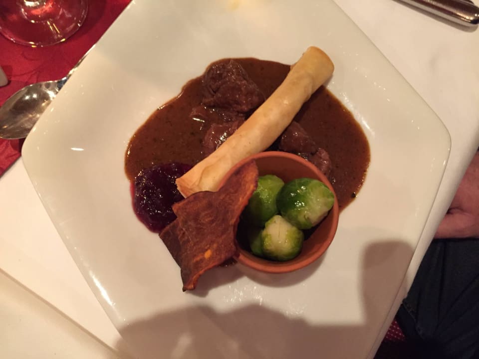 Kreativ angerichtete Hauptspeise Hotel Alpenrose