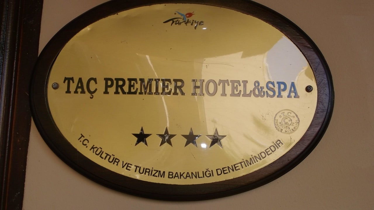 Eingangsschild Tac Premier Hotel & Spa